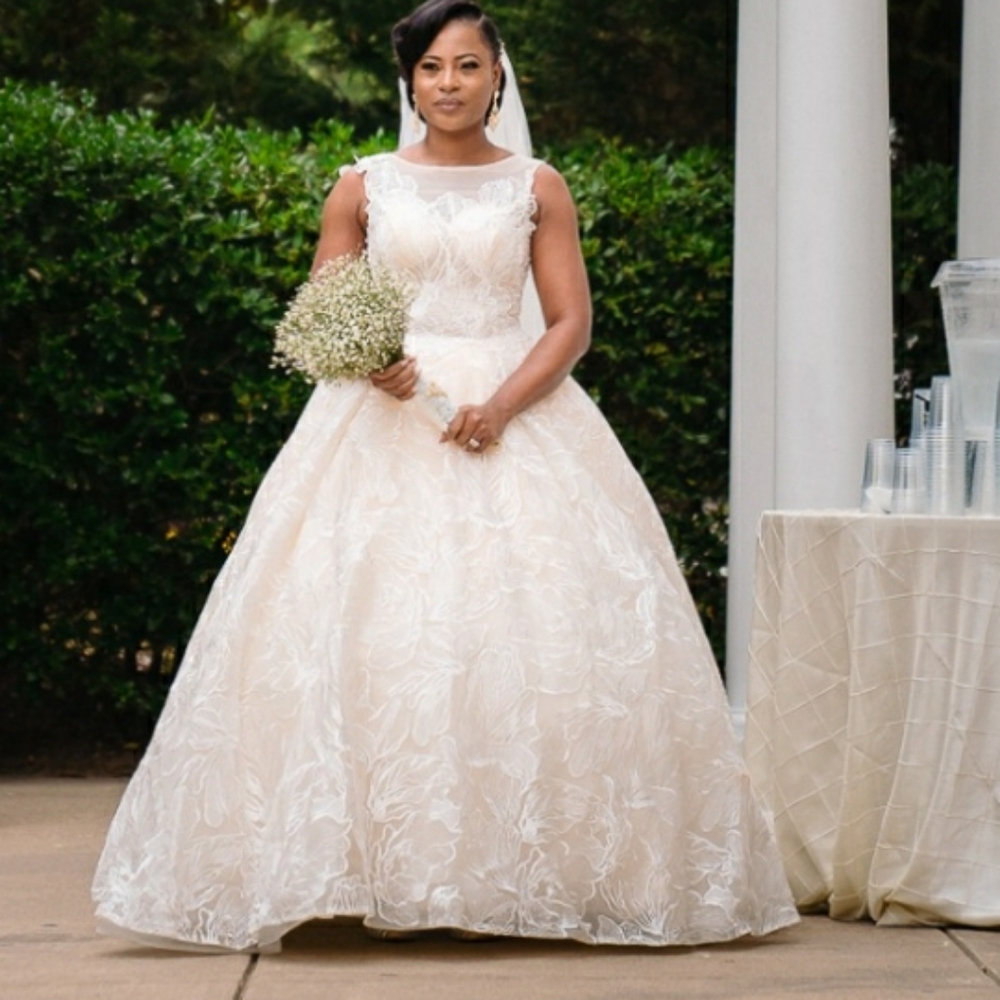 Gorgoeus Lace Wedding Gown